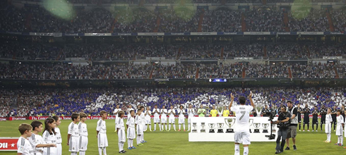 Raúl being applauded by the Santiago Bernabéu fans, on his tribute game in 2013