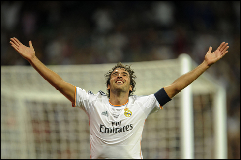 Raúl González celebrating his last goal scored for Real Madrid, in 2013