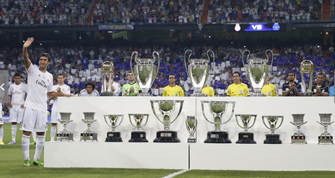 Raúl homage and tribute in the Santiago Bernabéu trophy game