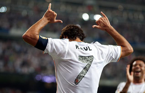 Raúl pointing to the number 7 on the back of his Real Madrid jersey