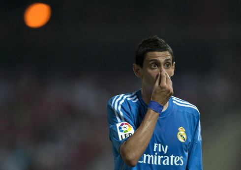 Angel Di María picking his nose during a football game
