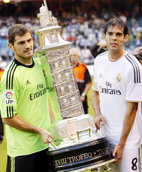 Iker Casillas and Kaká holding the Teresa Herrera trophy, in 2013
