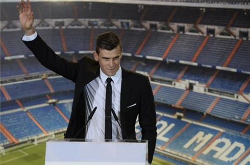 Gareth Bale greeting everyone in the Santiago Bernabéu press conference room