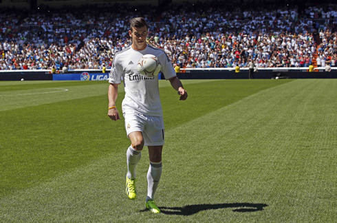 Gareth Bale juggling at his Real Madrid presentation, in 2013-2014