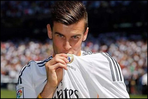 Gareth Bale kissing Real Madrid bad on his new jersey