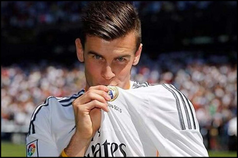 Gareth Bale kissing Real Madrid bad on his new jersey