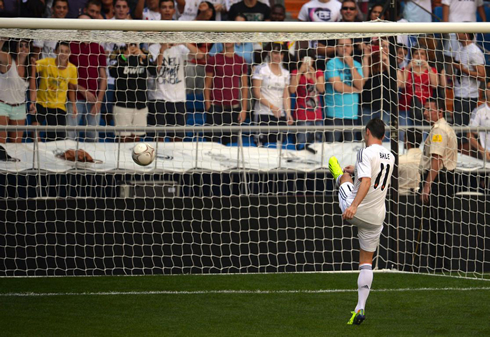 Gareth Bale scoring against an empty net, in Real Madrid presentation in 2013
