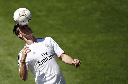 Gareth Bale showing off his skills with the ball, in Real Madrid CF