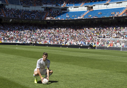 Gareth Bale squatting in front of the Santiago Bernabéu, on his presentation day as a Real Madrid player