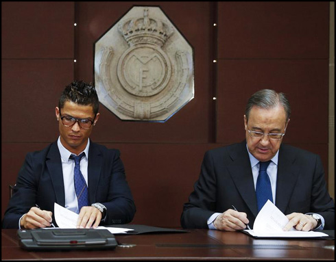 Cristiano Ronaldo signing his new 2018 contract with Real Madrid