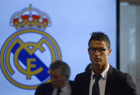 Cristiano Ronaldo using eye glasses on his Real Madrid new contract announcement