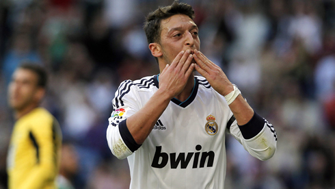 Mesut Ozil saying goodbye to Real Madrid fans