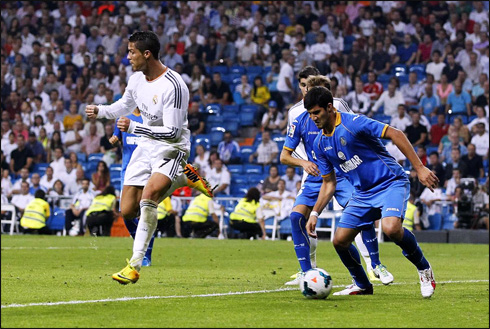 Cristiano Ronaldo backheel goal, in Real Madrid 4-1 Getafe, in 2013-2014