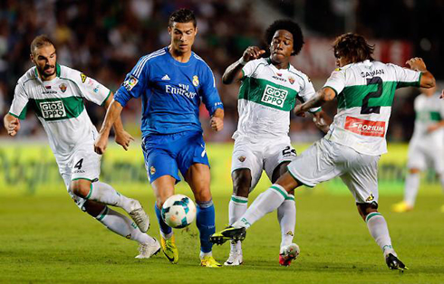 Cristiano Ronaldo dribbling 3 defenders at once