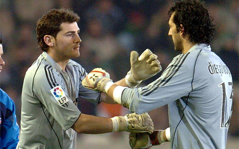 Diego López being substituted by a young Iker Casillas, in Real Madrid