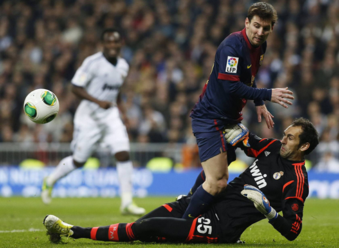 Diego López stopping Lionel Messi in Barcelona vs Real Madrid