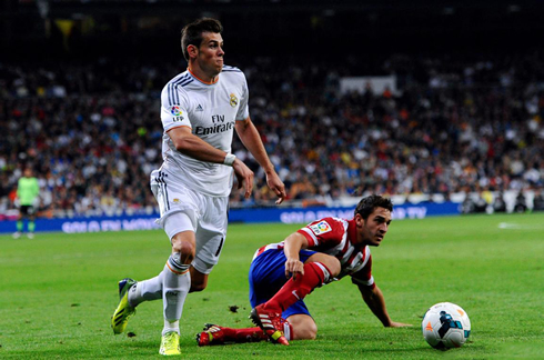 Gareth Bale dribbling a defender, in Real Madrid vs Atletico Madrid