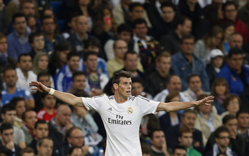 Gareth Bale opening his arms, at the Santiago Bernabéu