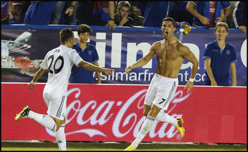 Cristiano Ronaldo shirtless and naked, in goal celebrations on Levante 2-3 Real Madrid