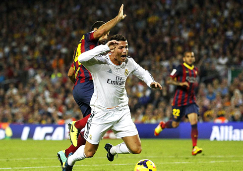Cristiano Ronaldo fouled by Mascherano inside the penalty-kick area, in Barcelona vs Real Madrid, in La Liga 2013-2014
