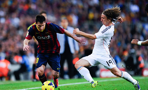 Lionel Messi getting past Luka Modric, in Barcelona vs Real Madrid, in 2013-2014