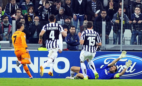 Cristiano Ronaldo beating Buffon in Juventus 2-2 Real Madrid