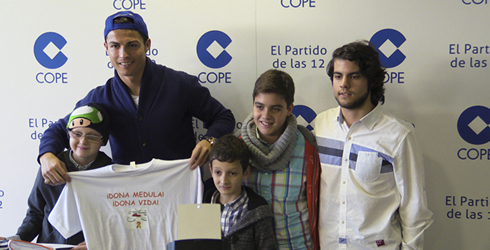 Cristiano Ronaldo photo with leukemia kids from Spain
