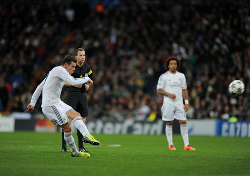 Gareth Bale shooting technique when taking a free-kick