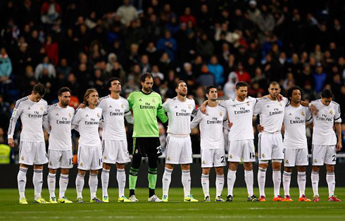 Real Madrid players paying respect to 1 minute of silence before kickoff