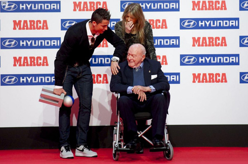 Cristiano Ronaldo looking after Di Stéfano, who is now on a wheel chair