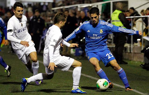 Isco trying to nutmeg a defender