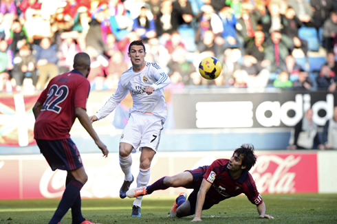 Cristiano Ronaldo striking the ball in Osasuna 2-2 Real Madrid