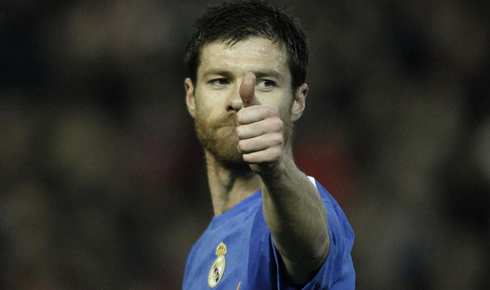 Xabi Alonso putting his thumbs up, in Real Madrid 2013-2014
