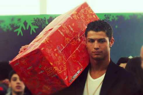 Cristiano Ronaldo carrying gifts to kids, in the Christmas of 2004
