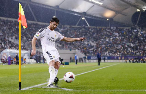 Xabi Alonso taking a corner-kick for Real Madrid