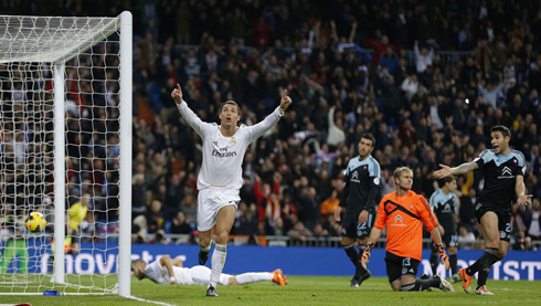 Cristiano Ronaldo hand gesture to dedicate his goal to Eusébio