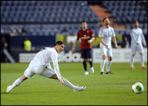 Cristiano Ronaldo doing the splits
