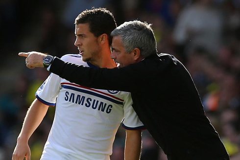 José Mourinho coaching Eden Hazard in Chelsea