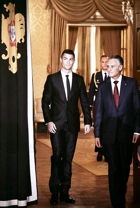 Cristiano Ronaldo and Cavaco Silva walking in at the Palácio de Belém, in Lisbon