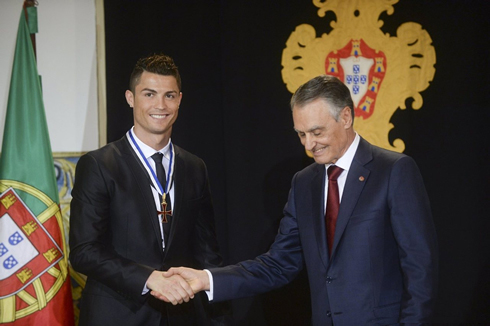 Cristiano Ronaldo hand shake to Aníbal Cavaco Silva, during a protocol ceremony