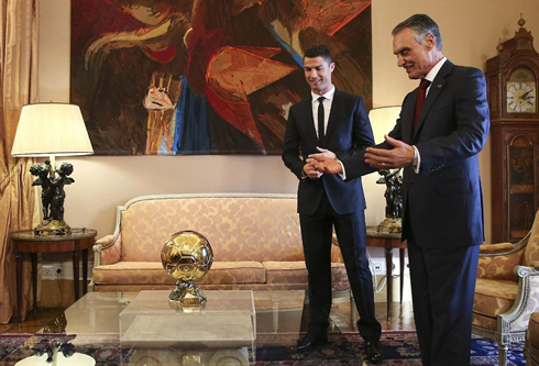Cristiano Ronaldo showing the FIFA Ballon d'Or 2013 to Cavaco Silva
