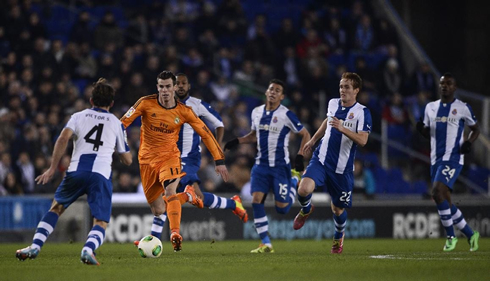 Gareth Bale running away from several Espanyol defenders