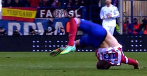Manquillo dangerous fall on his neck, in Atletico vs Real Madrid
