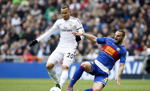 Jesé Rodríguez dribbling a defender