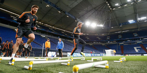 Xabi Alonso and Fábio Coentrão doing fitness drills, in Real Madrid training