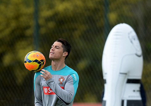 Cristiano Ronaldo shoulder touch