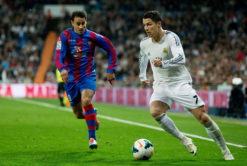 Cristiano Ronaldo running with the ball, in Real Madrid vs Levante