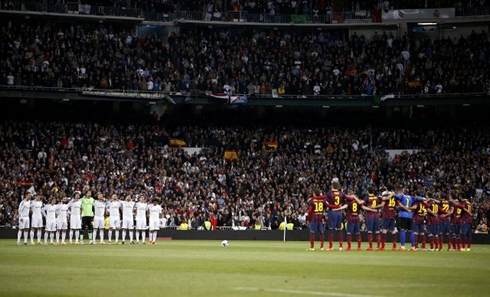 El Clasico Real Madrid vs Barcelona and players respecting one minute of silence