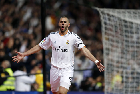 Karim Benzema scoring a brace in Real Madrid vs Barcelona for La Liga 2014