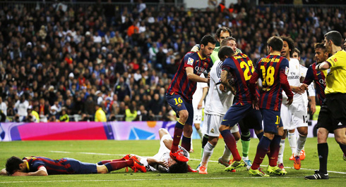 Busquets kicking Pepe in the face, in Real Madrid vs Barcelona